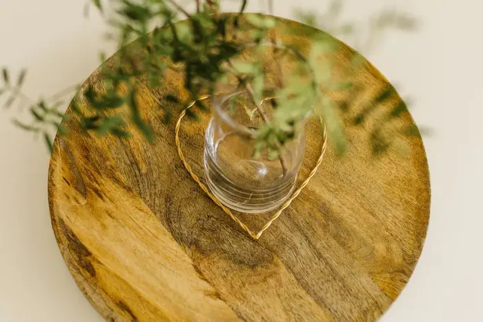 Holztisch in der Praxis mit Wasserglas und grünem Zweig